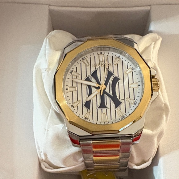 Invicta MLB Speedway NY edition. Watch with Gold and Silver Band 42mm - Picture 2 of 5